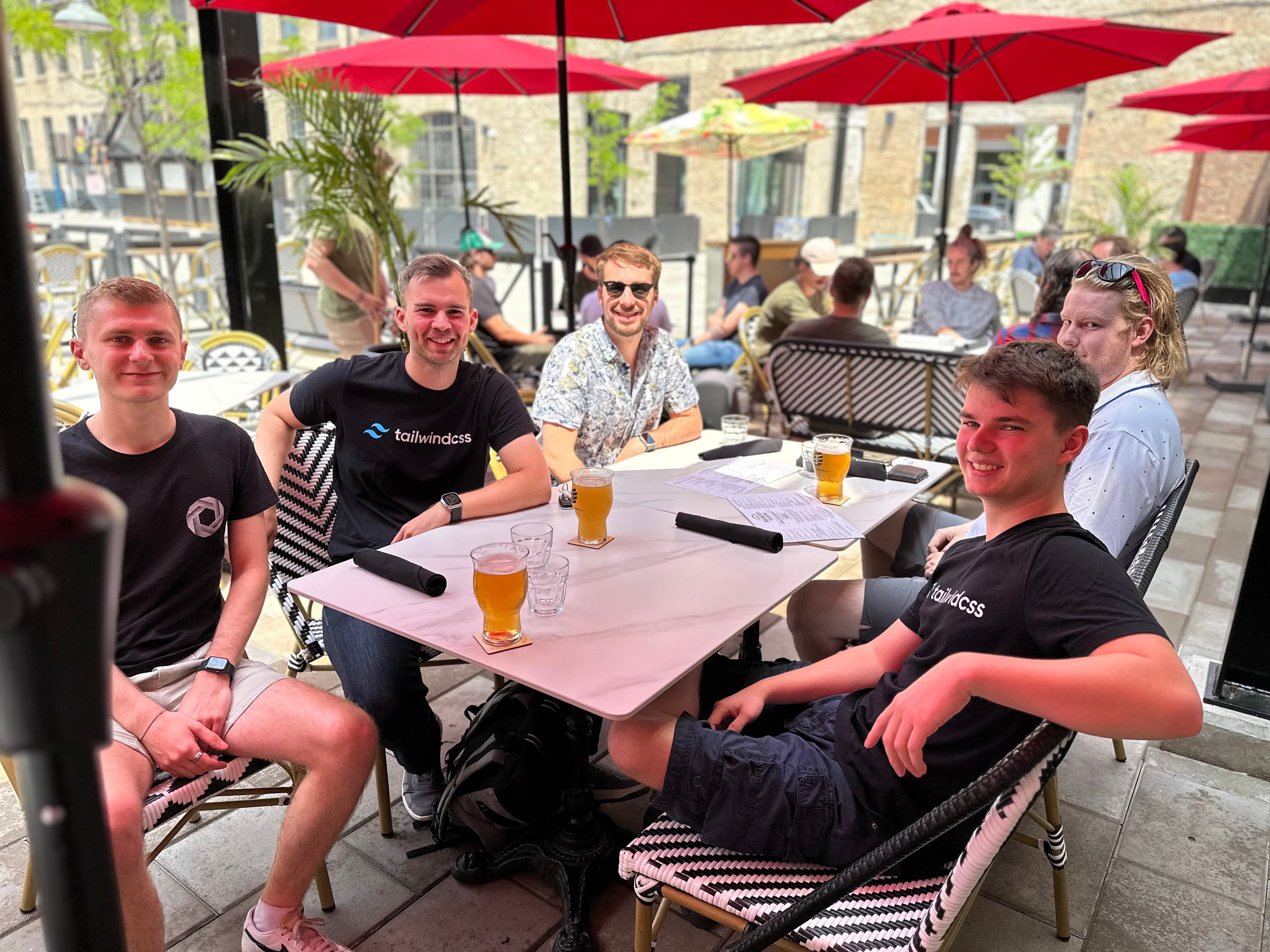 Asistentes de Tailwind Connect disfrutando de su almuerzo en Foundry Tavern